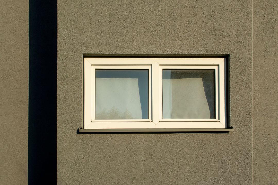 Kunststofffenster in einer verputzten Außenwand