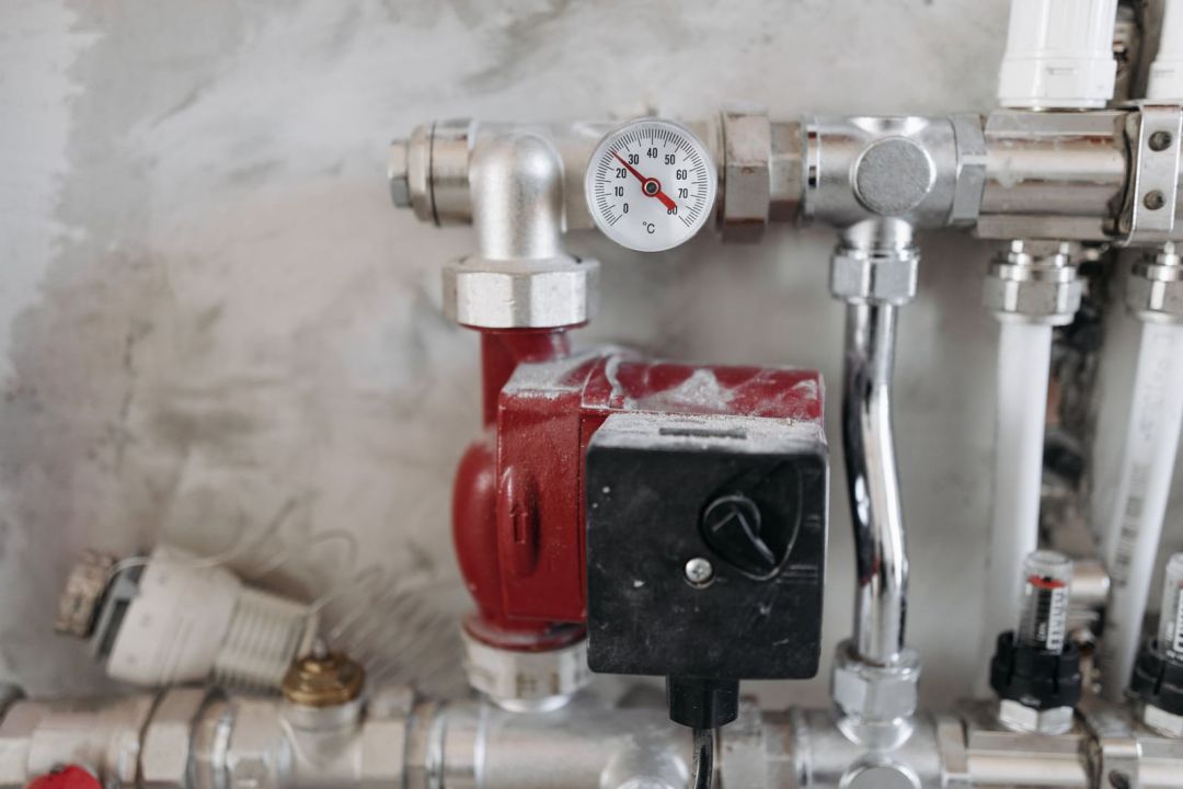 Heizungsverteiler mit Manometer und Absperrventilen